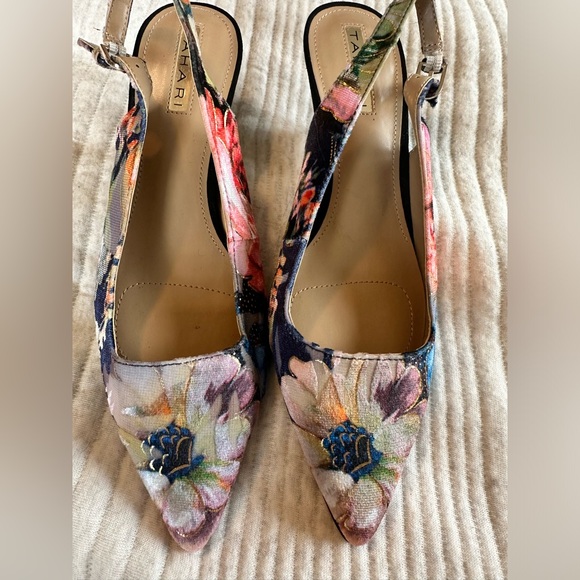 Tahari NWOB Unique Velvet Slingback Kitten Heel - Picture 9 of 13
